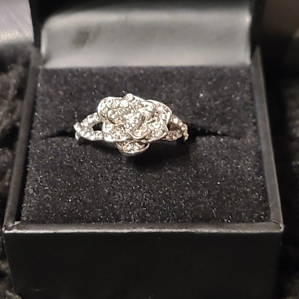 Sparkling Flower Ring - Picture 3 of 9